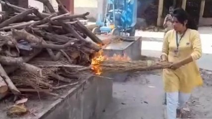 मुजफ्फरनगर: पूरी रात जवान बेटे का शव लेकर श्मशान घाट के बाहर बैठी रही &#039;मां&#039;, फिर ऐसे मिली मदद
