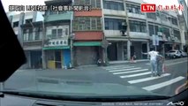 行人地獄！車輛不禮讓呼嘯而過  熱心女挺身攙扶老婦過馬路 (擷取自 LINE社群「社會事新聞影音」)