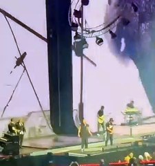 Melão dá valente queda do palco durante concerto dos Excesso.