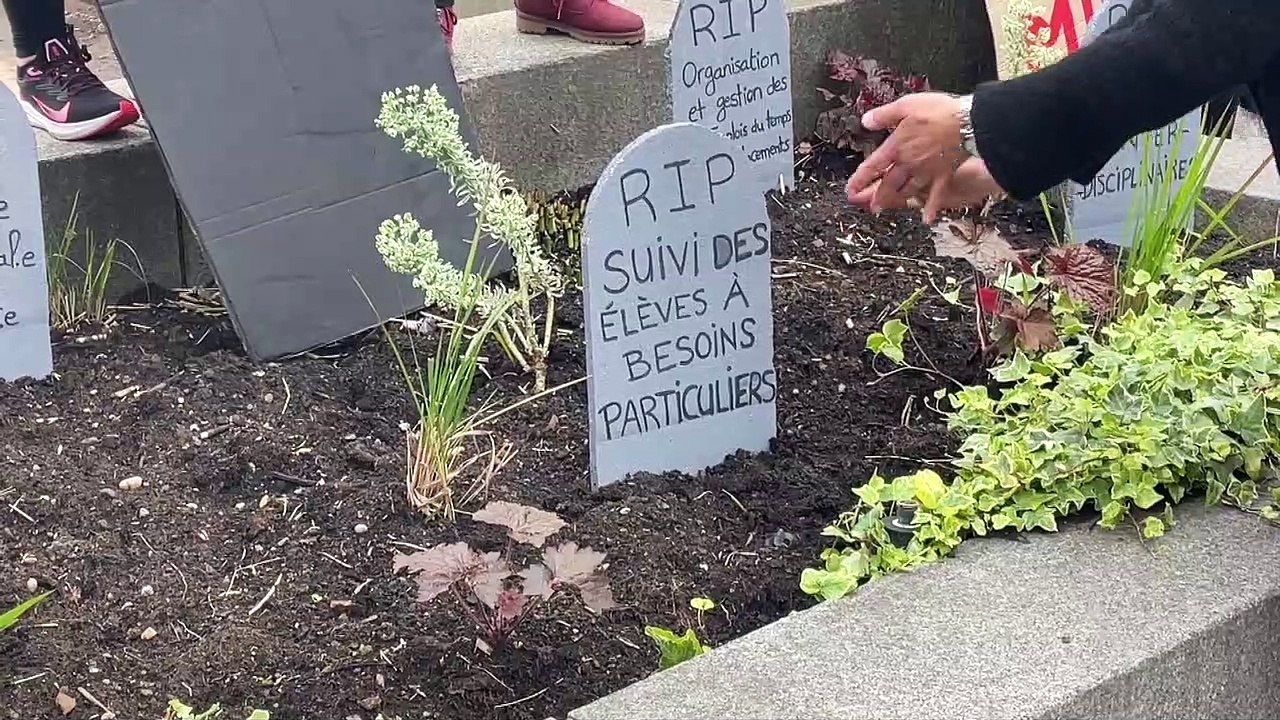 Rive-de-Gier : Profs et parents d'élèves enterrent leur collège