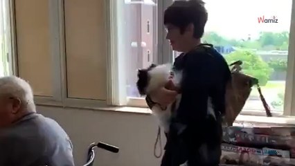 Hospitalisé suite à un AVC, ce vieil homme est très ému de recevoir une visite surprise (Vidéo)