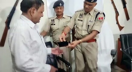 खो चुके मोबाइल को पुलिस ने लौटाया तो छलक आए आंसू