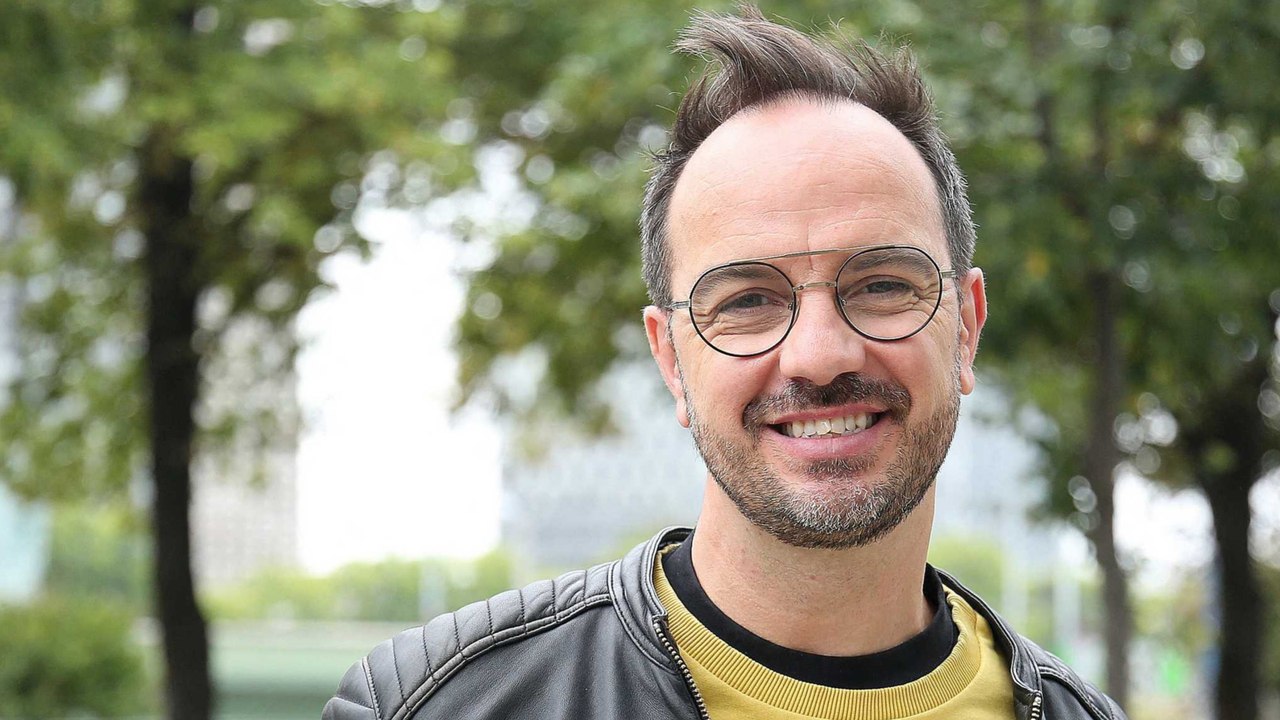 GALA VIDÉO - PHOTO - Jarry avec les cheveux gris et la barbe blanche : l’humoriste méconnaissable