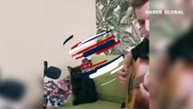 Gitar çalan sahibine sesiyle eşlik eden kedinin görüntüleri viral oldu