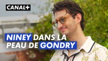 Pierre Niney dans la peau de Michel Gondry dans Le Livre des solutions - Cannes 2023