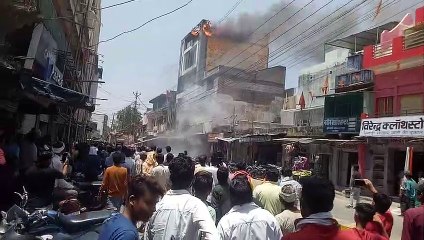 -प्लास्टिक पाइप, जूते-चप्पल की दुकाने चपेट में आने की आशंका से मचा हडकंप -समीप ही एक दुकान में भरी रहती है आतिशबाजी -लोगों के प्रयास व अग्निशमन दल की सतर्कता से टला गंभीर हादसा