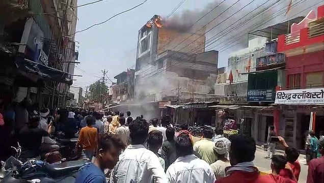-प्लास्टिक पाइप, जूते-चप्पल की दुकाने चपेट में आने की आशंका से मचा हडकंप -समीप ही एक दुकान में भरी रहती है आतिशबाजी -लोगों के प्रयास व अग्निशमन दल की सतर्कता से टला गंभीर हादसा