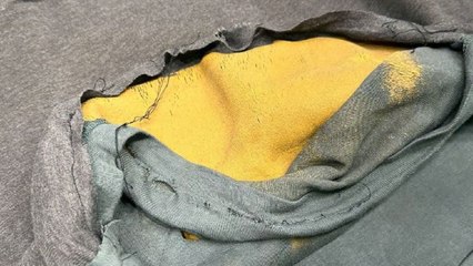 Kilolarca altını, toz haline getirip kıyafetlerine saklamış