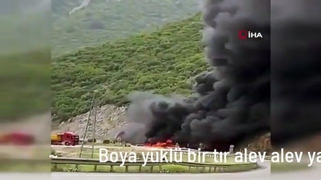 Boya yüklü bir tır alev alev yandı
