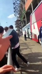 Ajaxlı Steven Berghuis'ten ırkçı taraftara yumruk