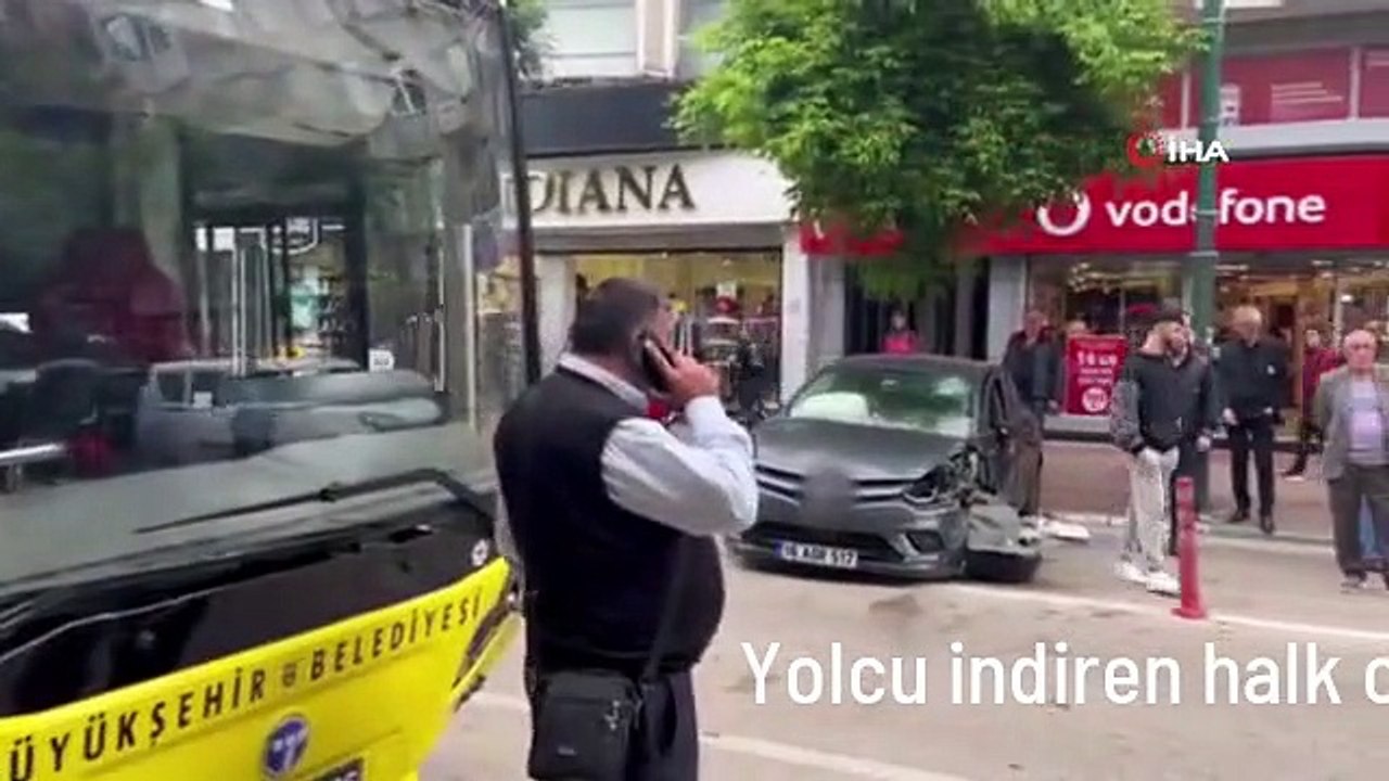 Yolcu indiren halk otobüsüne ters şeritten gelen otomobil çarptı: 1 yaralı
