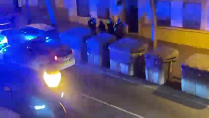 Un grupo de jóvenes retiene a un ladrón a la salida del concierto de Coldplay