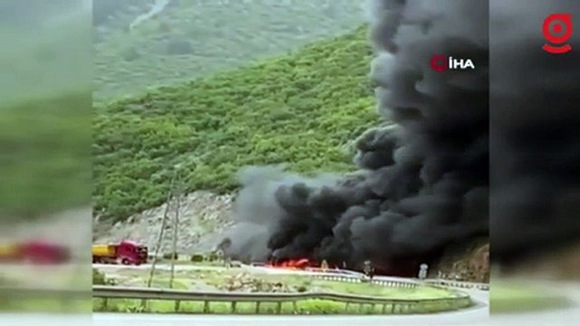 Boya yüklü tır alev alev yandı