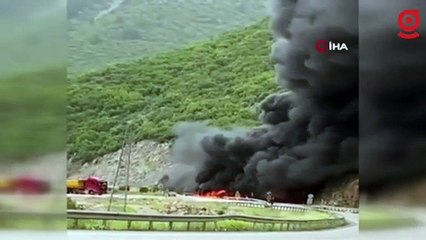 Boya yüklü tır alev alev yandı