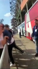 Takım arkadaşına söylenenlerle çılgına dönen Berghuis, taraftarı yumrukladı