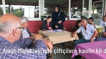 Antalya Büyükşehir Belediyesi, Alaylı Mahallesi'nde çiftçilere kaolin kil dağıttı