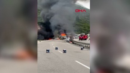Antalya'da devrilen boya vetiner yüklü TIR alev alev yandı