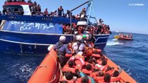 منظمة أطباء بلا حدود تنقذ مئات المهاجرين على متن قارب في البحر الأبيض المتوسط