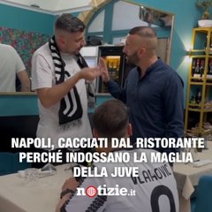 Napoli, cacciati dal ristorante perché indossano la maglia della Juve