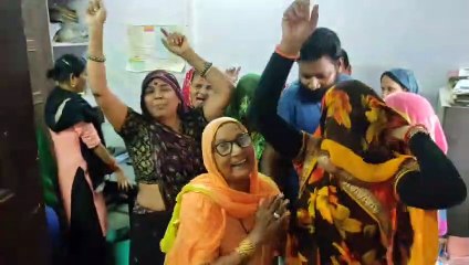 देखें वीडियो...पानी की किल्लत पर भड़के लोग, दफ्तर में मटके फोड़े