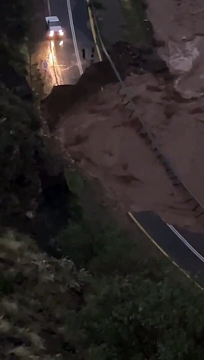 بعد أمطار غزيرة.. السيول تقطع "طريق الريث- الداير" شرق جازان