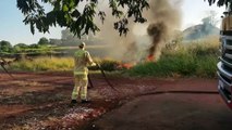 Corpo de Bombeiros combate incêndio em vegetação na Rua do Cowboy