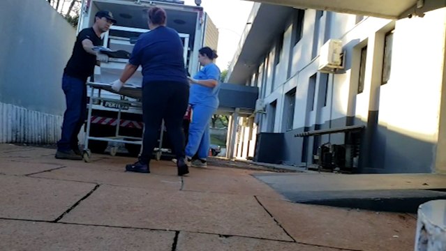 Corpo de homem encontrado morto ao lado da moto chega ao IML de Cascavel