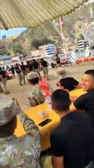 Militares realizan arriesgada pirueta durante actuación