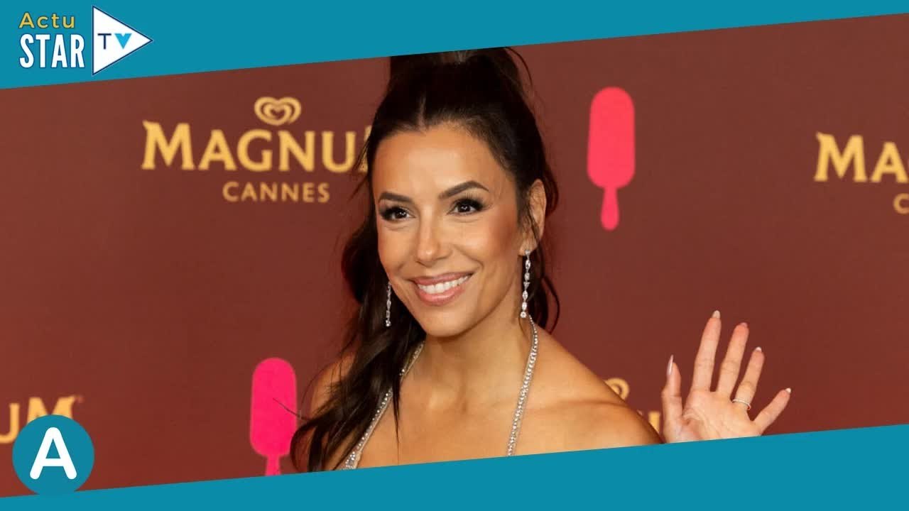 Eva Longoria fessier bombé dans une robe métallique très moulante, l'actrice en folie sur les sons d