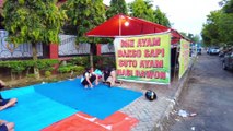 Makan Dipinggir Jalan Lebih Aman Daripada Makan Di Tengah Jalan Kota Ngawi, Jawa Timur