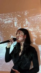 Khổng Tú Quỳnh khoe giọng hát live