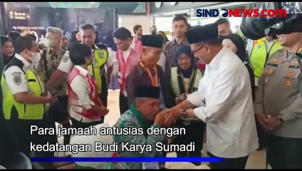 Menhub Bagi-Bagi Bunga saat Tinjau Keberangkatan Jamaah Haji di Bandara Soetta