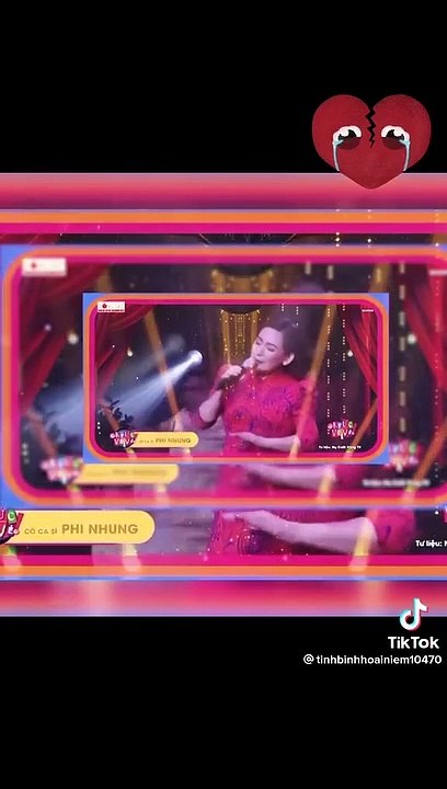 Ca sĩ Phi Nhung xuất hiện trên sân khấu Kí ức vui vẻ