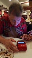 "Eres mi mayor orgullo": Madre emocionada porque su hijo autista pagó la cena con su primer sueldo