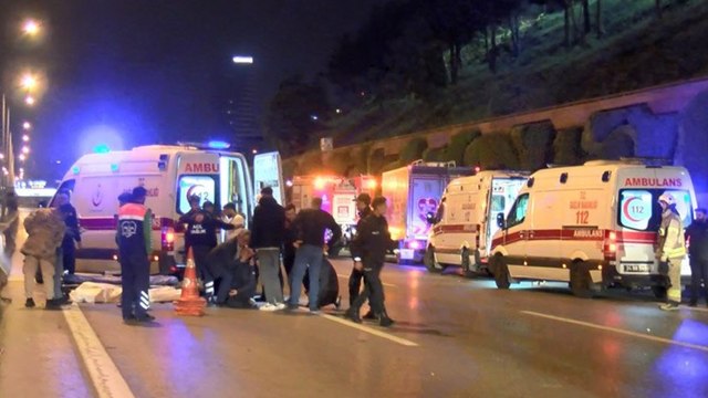 Alkollü sürücü yol bakım ekibinin arasına daldı