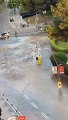 Fuga de agua en la avenida Pedralbes de Barcelona / EVA ALMENDROS