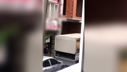 Video herunterladen: İstanbul’un göbeğinde otelden çıkıp kamyonetin kasasına böyle doluştular…