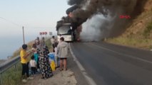 Seyir halindeki otobüs alev alev yandı, yolcular tahliye edildi