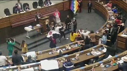 عراك بالأيادي والأقدام في البرلمان البوليفي