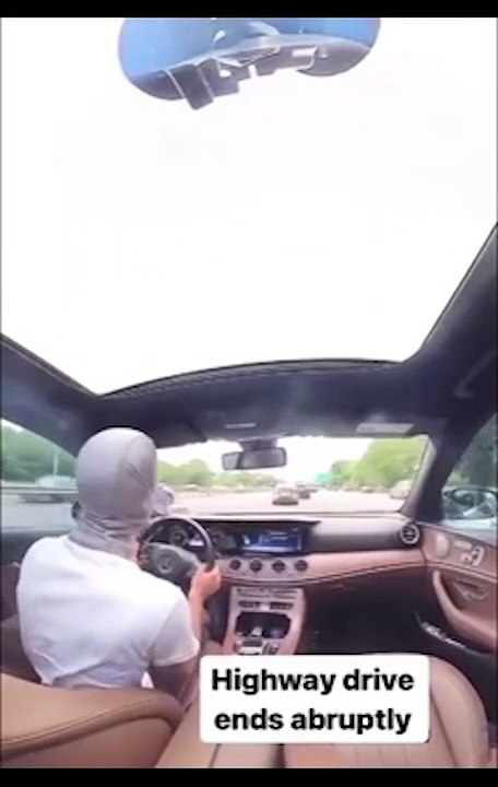 Il conduit comme un dingue sur l'autoroute et prend une bonne leçon