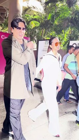 Awww! Sidharth Malhotra and Kiara Advani spotted at Mumbai airport holding hands