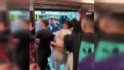 Tramvayda tekmeler havada uçtu