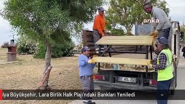 Antalya Büyükşehir, Lara Birlik Halk Plajı'ndaki Bankları Yeniledi