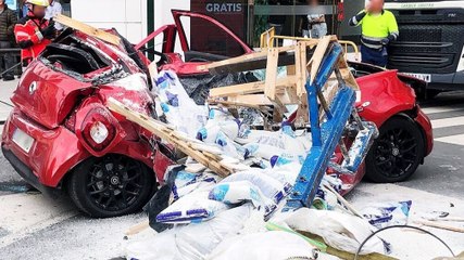 Una mujer sobrevive tras caer sobre su coche material de construcción