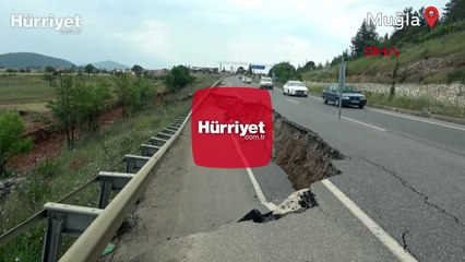 Muğla'nın Menteşe ilçesinde, sağanak sonrası yol çöktü