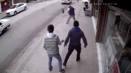 Düzce'de otomobilin tekerinin yola fırlama anı kamerada