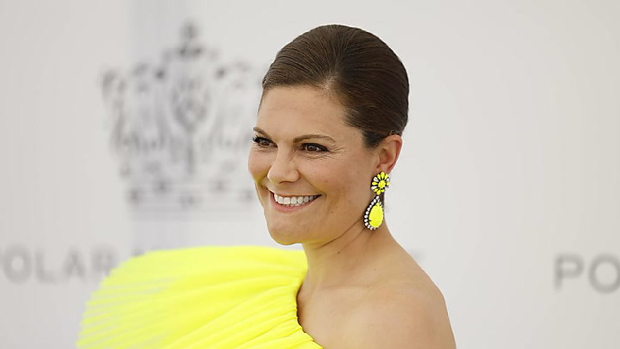 Prinzessin Victoria: Im gelben Statement-Kleid wird sie zum Hingucker