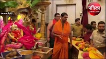 बेटे-बहू और पोते के साथ सिद्धिविनायक मंदिर पहुंचे मुकेश अंबानी, आने वाले नन्हे मेहमान के लिए की प्रार्थना, देंखे VIDEO