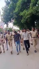 Video herunterladen: NSUI के प्रदेश सचिव को मार चाकू, पुलिस ने आरोपी का निकाला जुलूस, देखें वीडियो