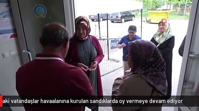 Yurtdışındaki vatandaşlar havaalanına kurulan sandıklarda oy vermeye devam ediyor